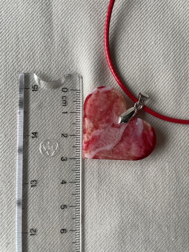 Originální probarvený přívěsek střední srdce červeno-bílé
